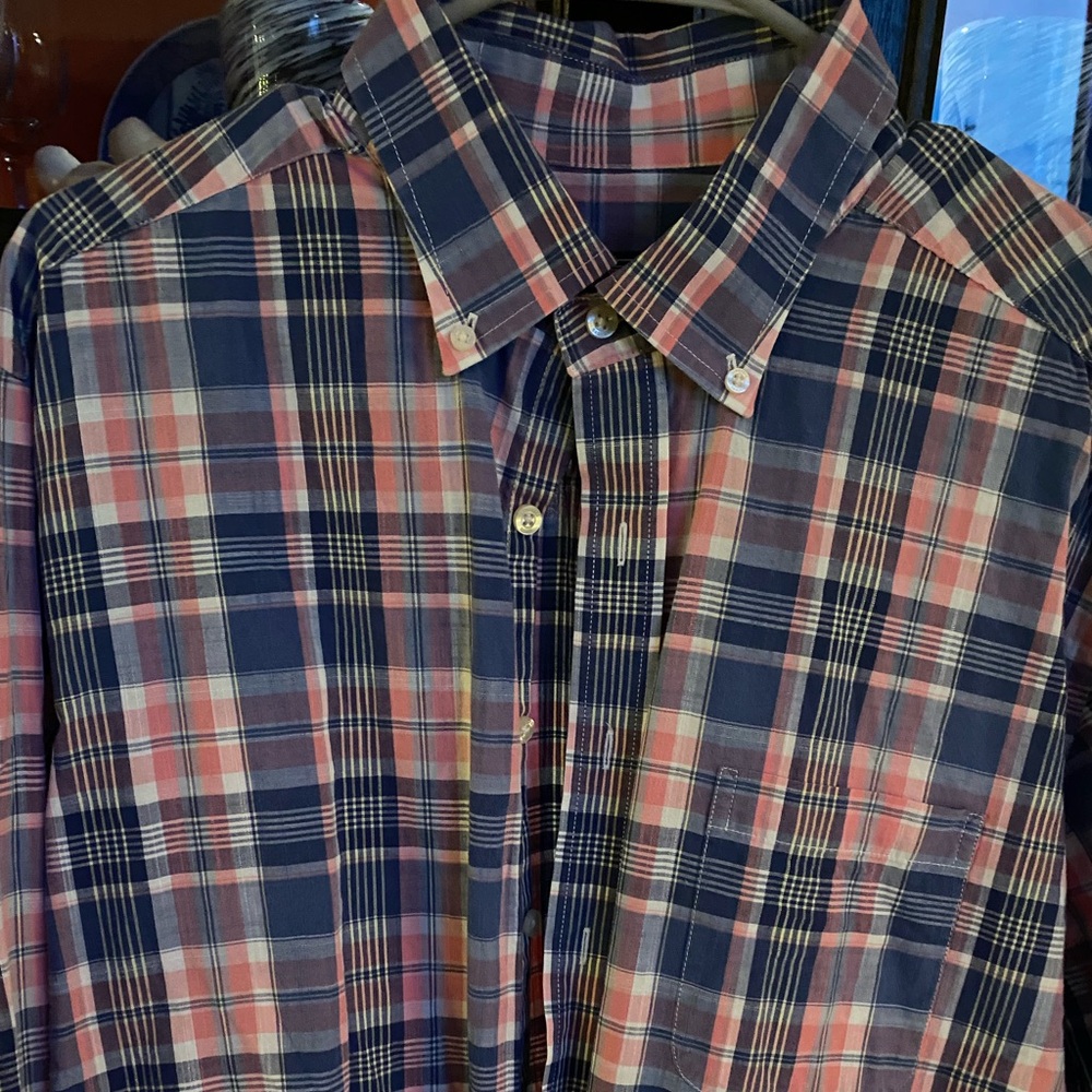 Pink and Blue Vineyard Vines shirt like new Size XL